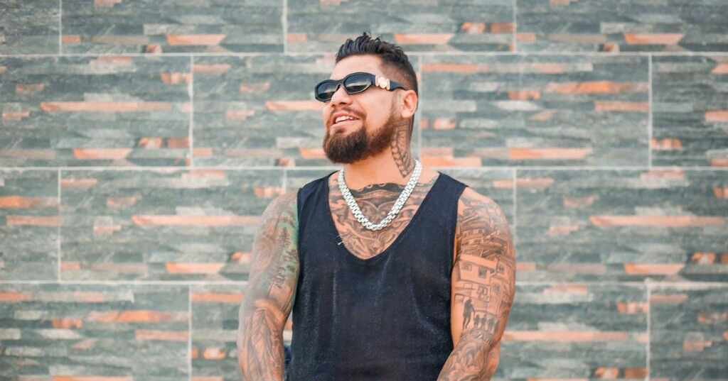 Rapper Goiano Donato no Relato impacta com performance em novo clipe