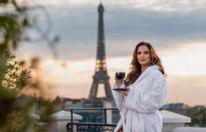 Prêmio entregue na Torre Eiffel elevou ao ‘topo da profissão’ a empresária carioca Juciara Auade
