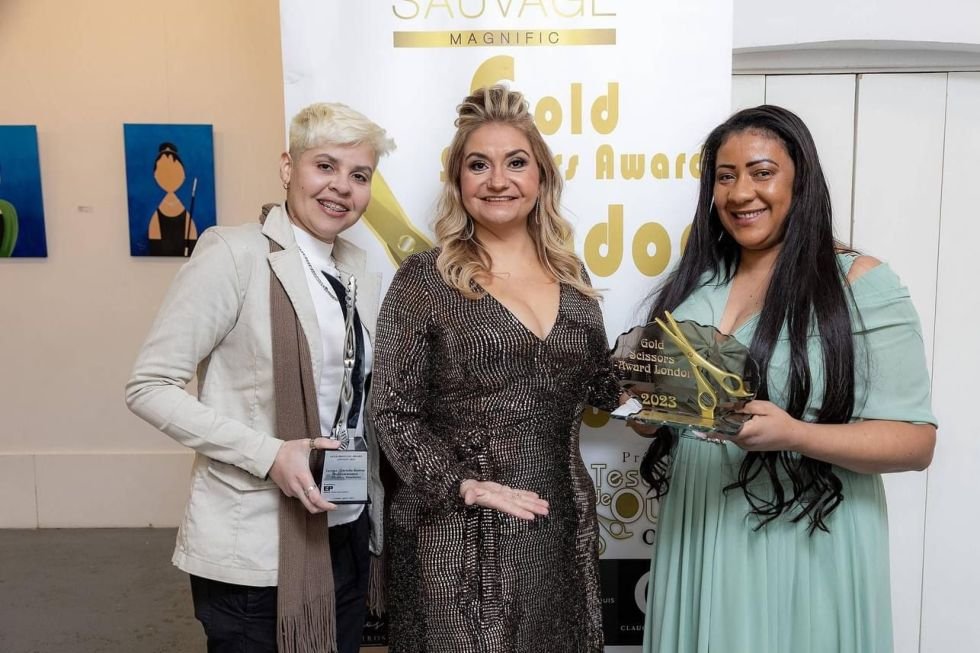 Premiação Tesoura de Ouro Oficial chega a Londres com a 'Gold Scissors Award London 2023' 12 Larissa Gabrielle, Tatiane Berlitz e Andrelifaifer Dias de Portugal - Foto: Jones Fernandes Photography / @renatocipriano - Divulgação