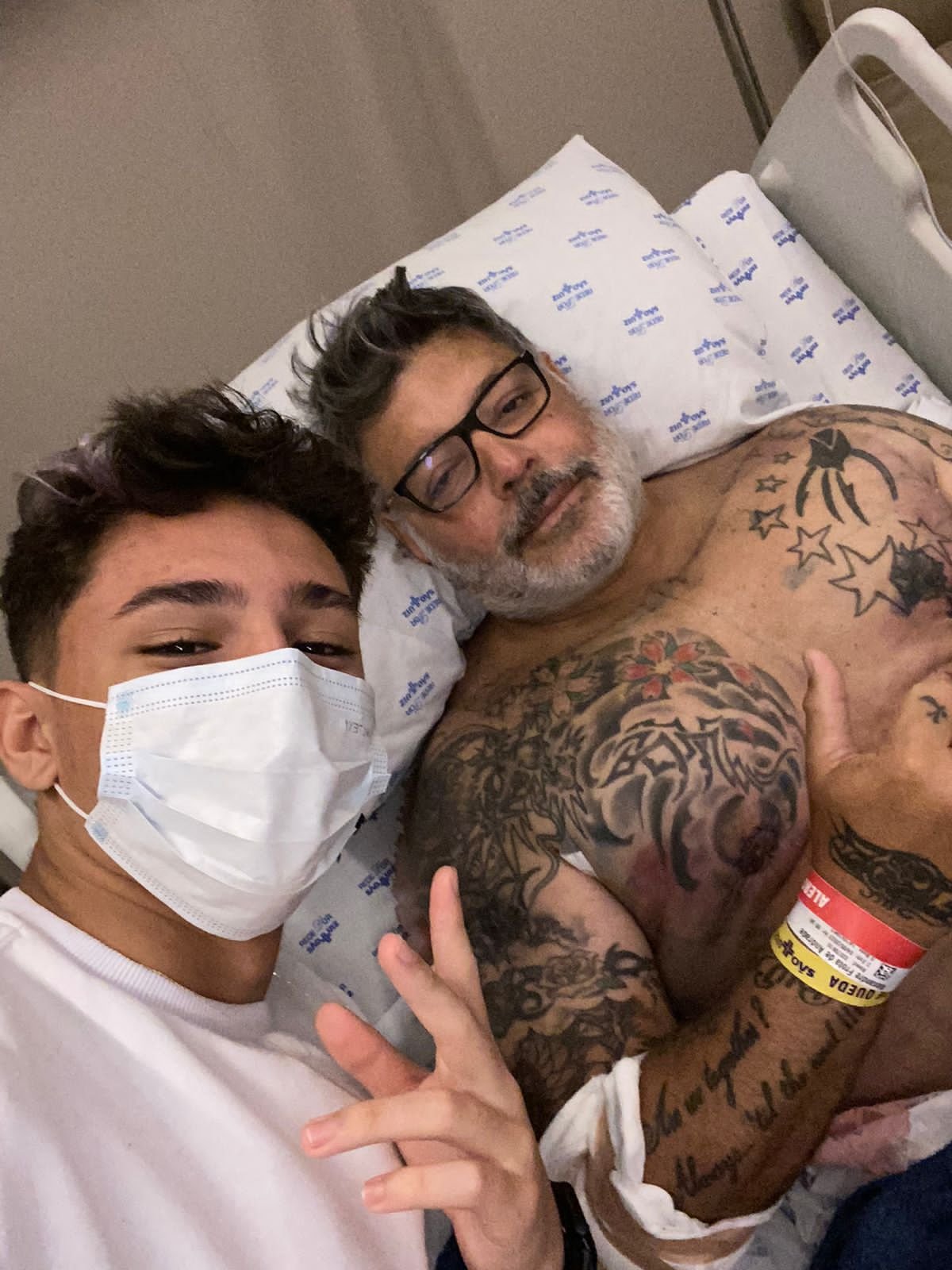 Fabi Frota realiza visita em hospital para o marido Alexandre Frota após a cirurgia de diástase e hérnia 11 Alexandre Frota e o enteado Enzo Gabriel