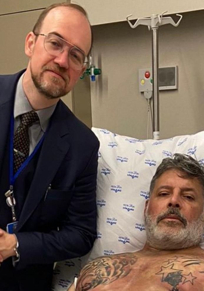 Fabi Frota realiza visita em hospital para o marido Alexandre Frota após a cirurgia de diástase e hérnia 10 Alexandre Frota e o médico - Crédito da Foto: Divulgação