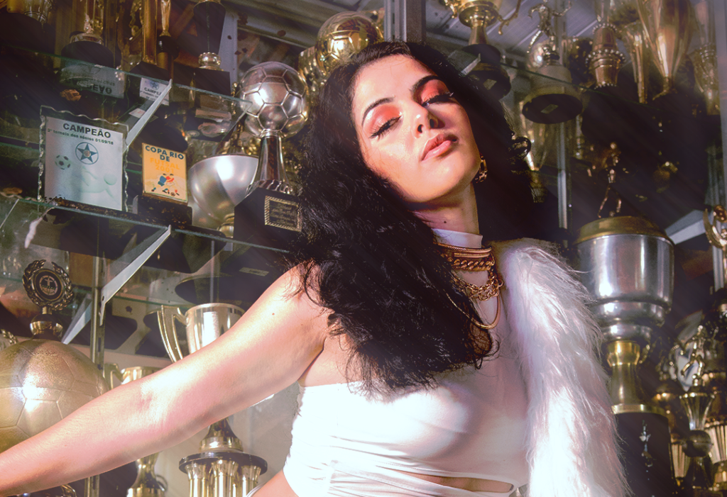 Marina na voz lança single "Dona do Lugar"
