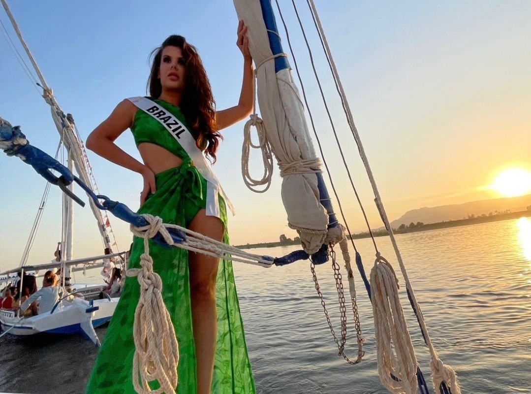 No Egito, influencer brasileira Mariani Piaget briga pelo título de No Egito, influencer brasileira Mariani Piaget briga pelo título de