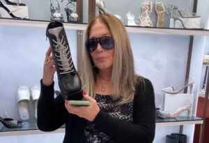 Susana Vieira vai às compras em shopping, na Zona do Sul do Rio