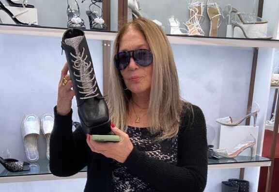 Susana Vieira vai às compras em shopping, na Zona do Sul do Rio