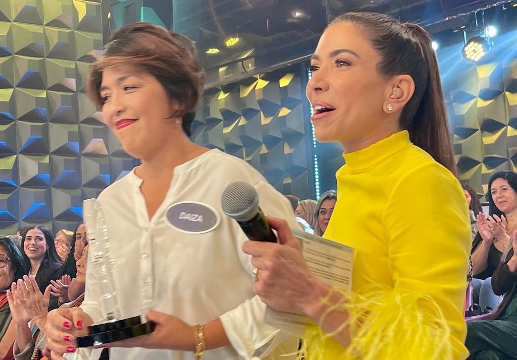 Patricia Abravanel com Daiza Lazarte Barros, a ‘Menina do Bambu’ - Foto Renato Cipriano - EGO Brazil