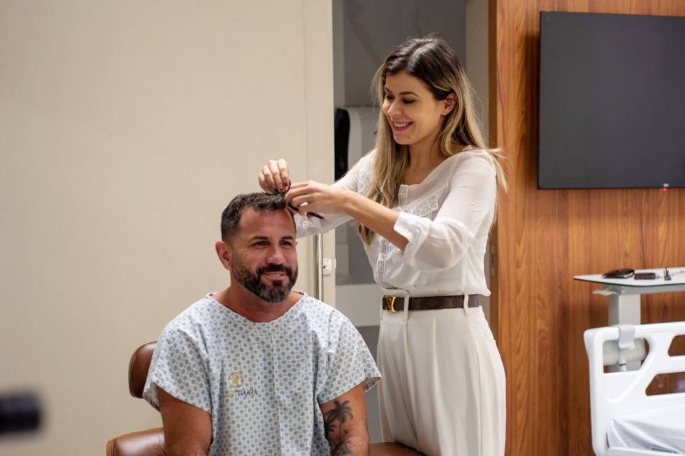 Pai da ex-BBB Key Alves realiza sonho de fazer transplante capilar
