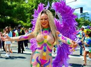 Rainha Camila Prins e batucada Curuja Colorida participam da parada LGBTQIA+ na Suíça