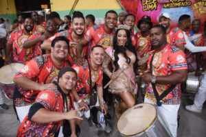Rose Nascimento é coroada Rainha de Bateria no carnaval carioca