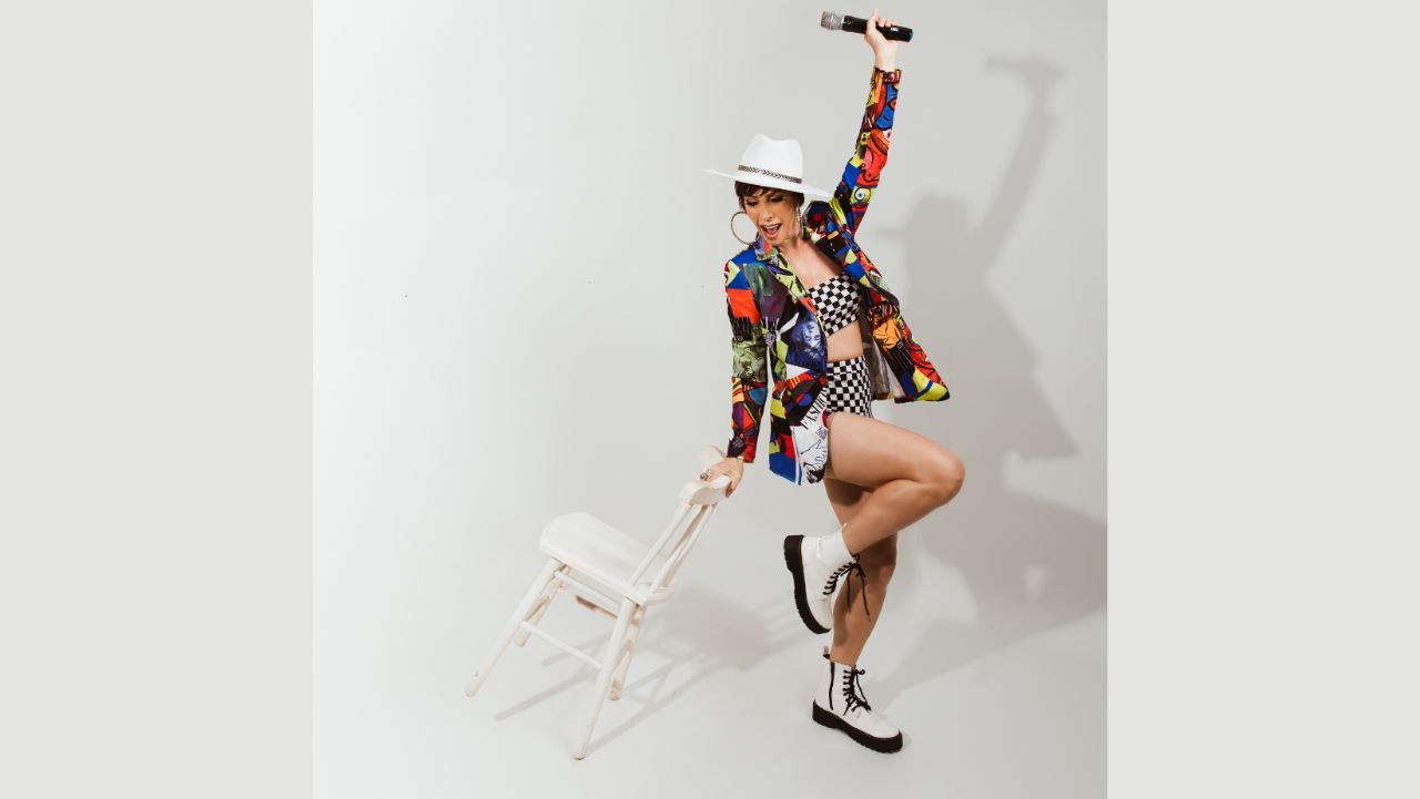 Lili Trindade, a cantora sem palco: Lili Trindade, a cantora sem palco: