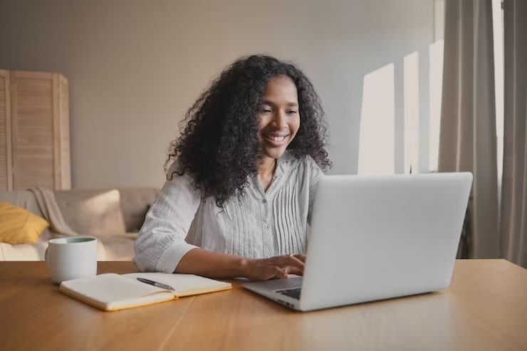 Ditto Crédito: fintech de indicação de produtos financeiros gera inclusão social 8 mulher-trabalhando-de-casa