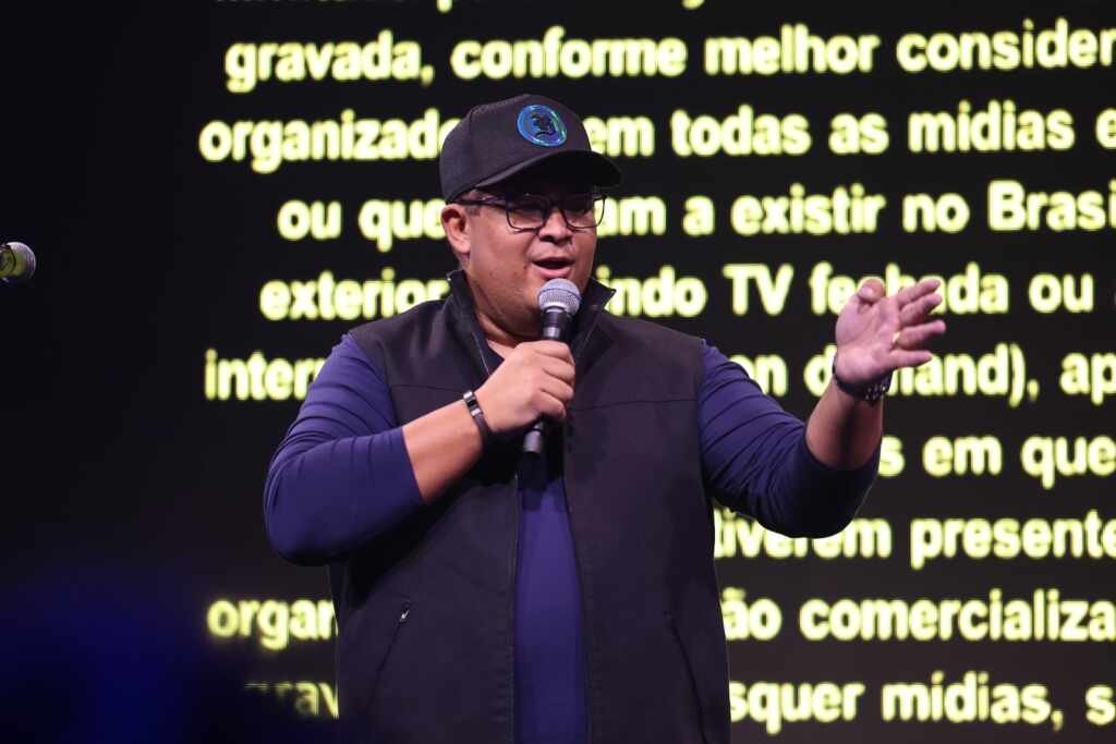 Bruno Avelar comenta caso Larissa Manoela e os pais