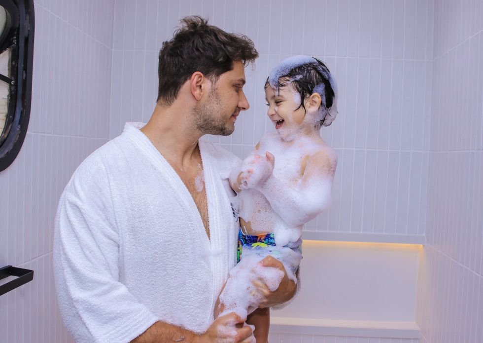 Grávidos do 2º filho, ex BBB Kamilla Salgado e Elieser Ambrosio realizam sessão de fotos 25 Ex BBB Elieser Ambrosio com o filho Bento - Foto: Thiago Duran / Divulgação