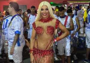 Barbie Sambista: Loira e de umbigo tapado, Carla Prata curte noite de samba com a Tucuruvi