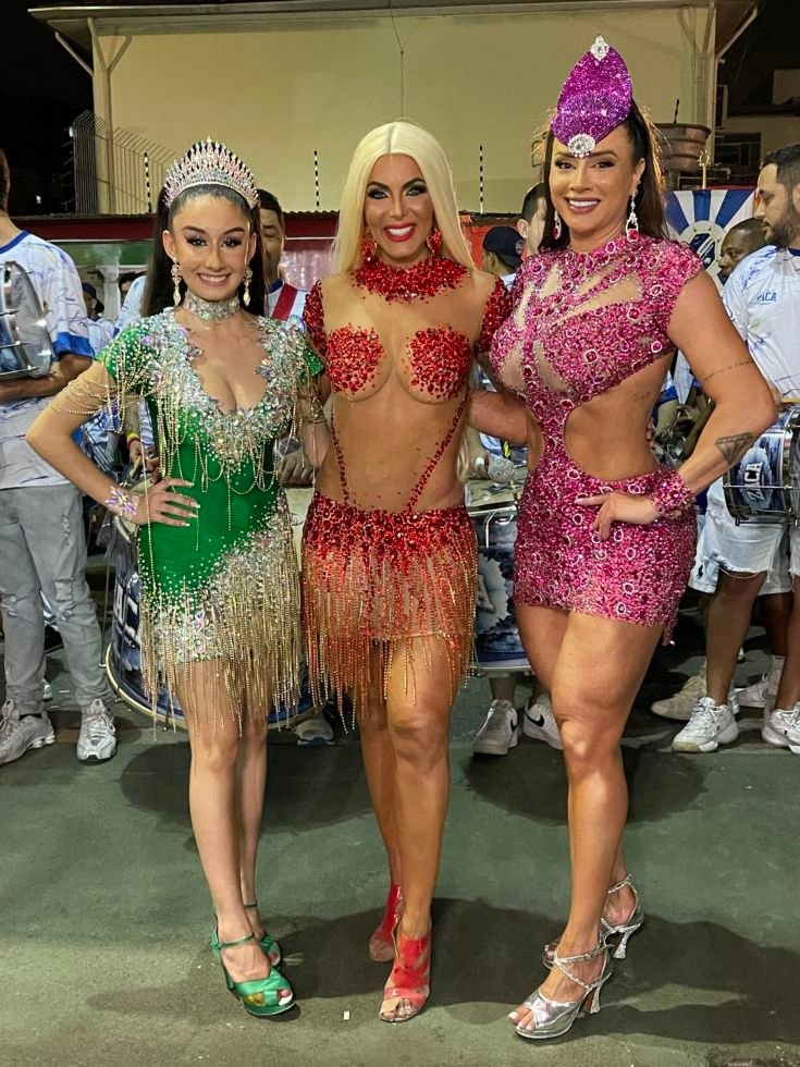 Barbie Sambista: Loira e de umbigo tapado, Carla Prata curte noite de samba com a Tucuruvi 26 Raissa Moreira, Carla Prata e Juju Salimeni - Crédito das Fotos: Renato Cipriano / Divulgação