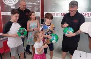 Na semana das Crianças, Craque Neto visita São Caetano do Sul e distribuí bolas autografadas