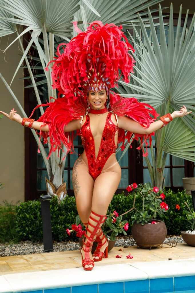 Amanda Fernandes retorna ao Brasil com materiais da sua fantasia do carnaval de 2024 24 Amanda Fernandes Foto Marcos Mello 4