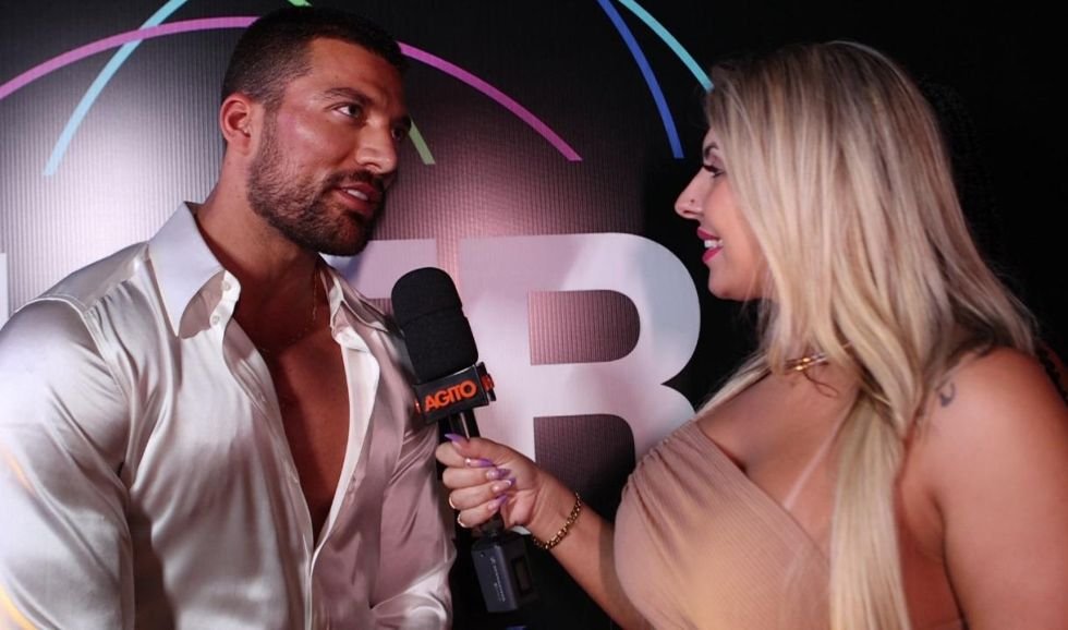 Andressa Devillo estreia como repórter no Agito na TV na festa do ator Simone Susinna
