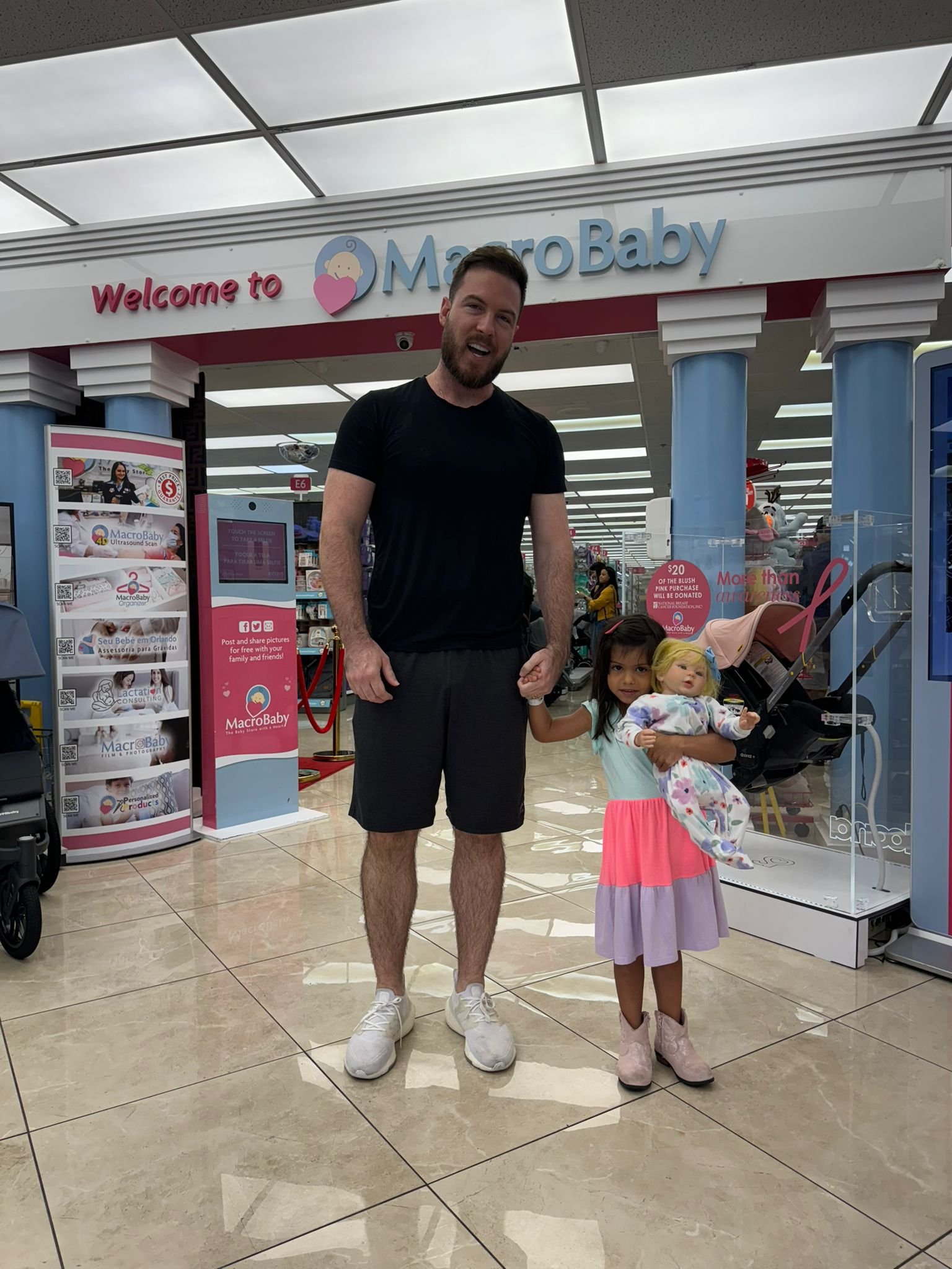 Thiago Nigro visita maternidade de bonecas com a enteada Sophia 26 IMG 20231101 WA0069 1