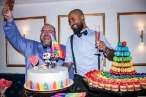 Jornalista Rodrigo T. Ribeiro celebra união com piercer Carlos Wagner no RJ