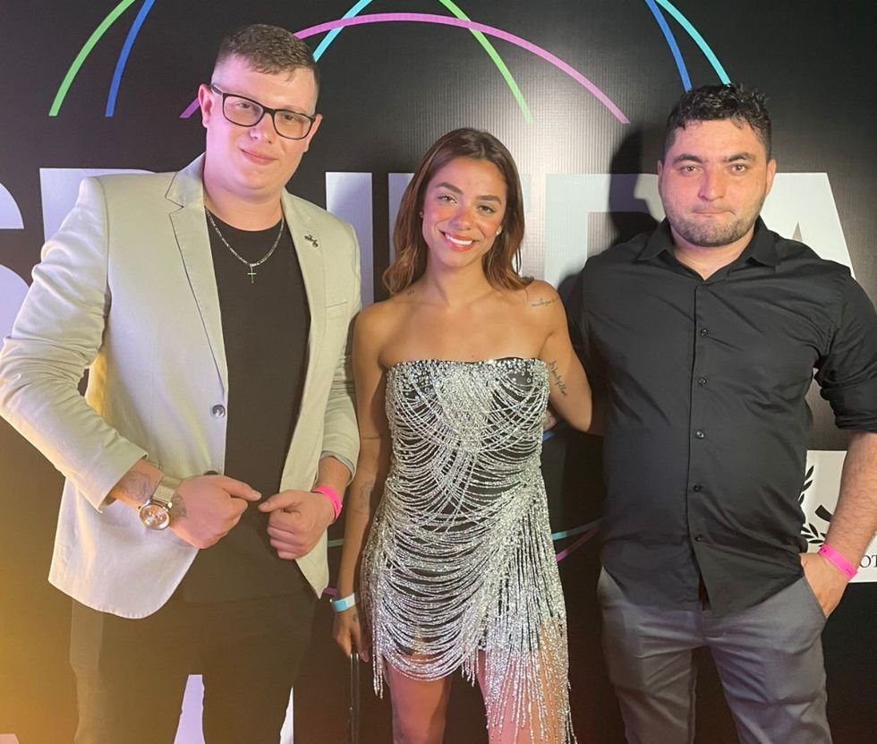 Agência Lobos brilha como apoiadora na Festa de Aniversário de Simone Susinna no Sphera 25 Neto Prando e Thiago Levi - Sócios da Agência Lobos com a ex-BBB Key Alves - Foto: Divulgação