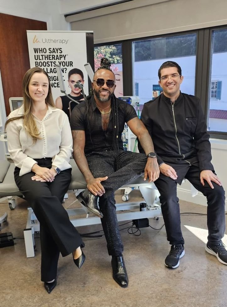 De férias em NY, Claudinho do Negritude Júnior, comemora Sucesso da Música Aliança e se rende ao Botox 25 Dra. Erika Angelino, Claudinho e Dr Fernando Oliveira - Credito da Foto Dany Carme / Divulgação