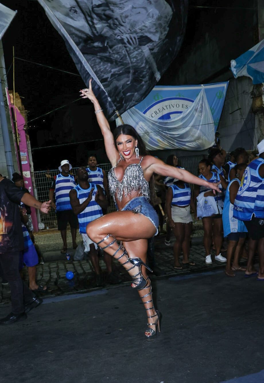 Andréa de Andrade arrasa em ensaio de rua na Vila Isabel 5 Andréa de Andrade / Anderson Borde - Divulgação
