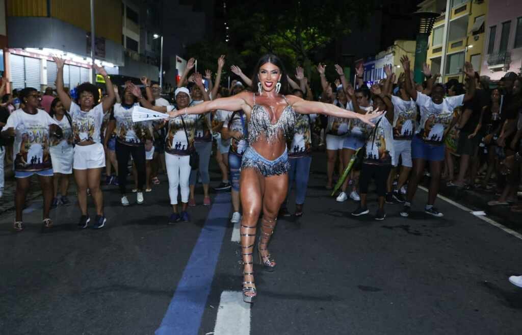 Andréa de Andrade arrasa em ensaio de rua na Vila Isabel Andréa de Andrade arrasa em ensaio de rua na Vila Isabel