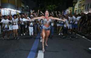 Andréa de Andrade arrasa em ensaio de rua na Vila Isabel