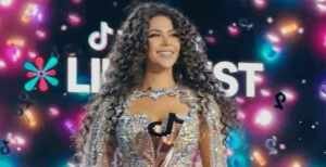 Brasileira recebe prêmio do Tik Tok em Miami com torcida de Camila Loures