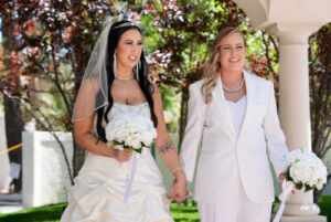 Adélia Soares é madrinha de casamento em Vegas da DJ Carol Favaro