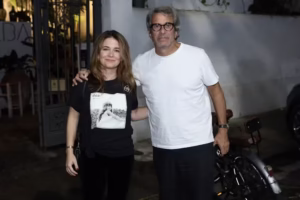 Cláudia Abreu prestigia show da filha mais velha em evento repleto de celebridades