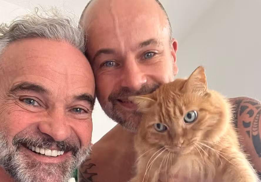 Mateus Carrieri emociona ao revelar fotos do filho de 40 anos