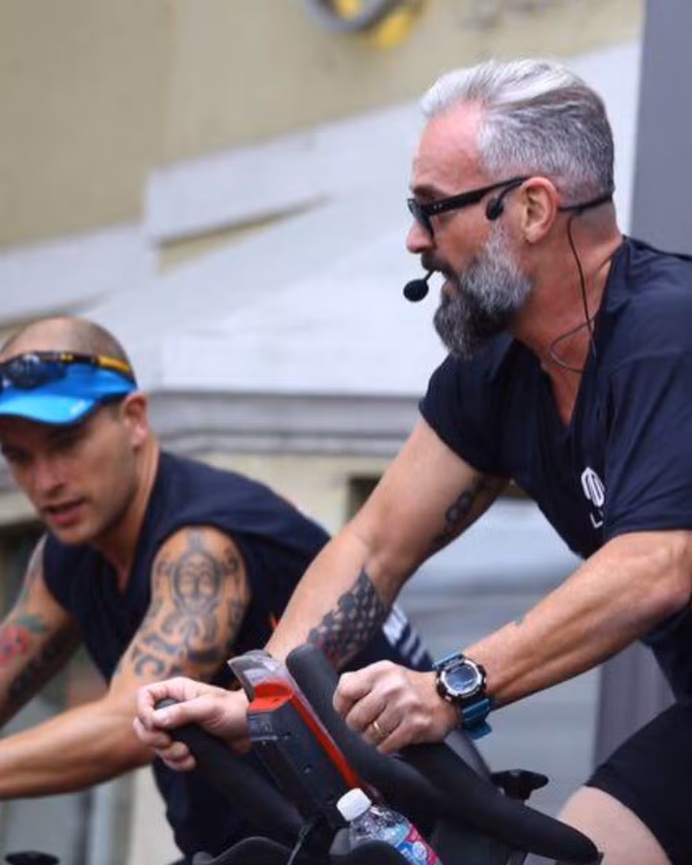 Mateus Carrieri emociona ao revelar fotos do filho de 40 anos