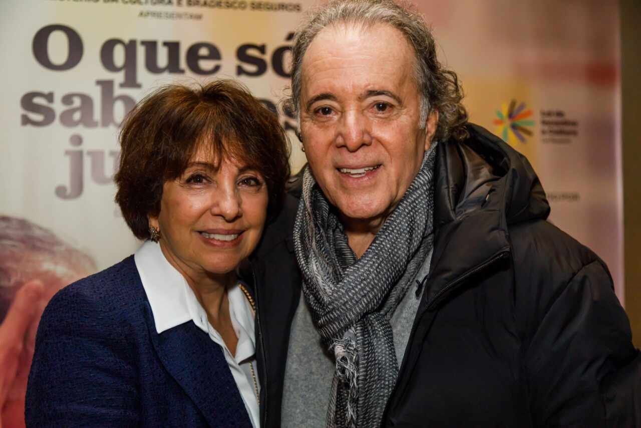 Ator Tony Ramos esbanja alegria em retorno aos palcos após cirurgias na cabeça