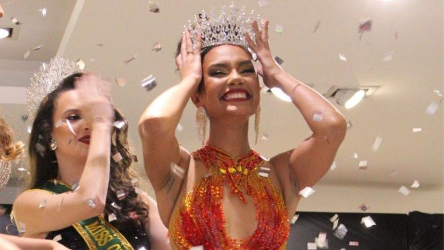 Miss renuncia a título e coroa após se sentir humilhada: 'Saí aos prantos'