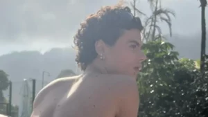 De biquíni fio-dental, filho de Luiza Tomé aproveita dia de praia