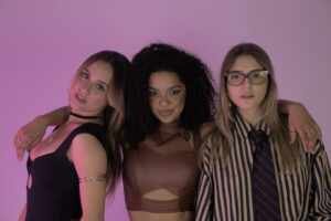 “Laura Castro” e “BFF Girls” entram em nova fase com single impactante; confira!