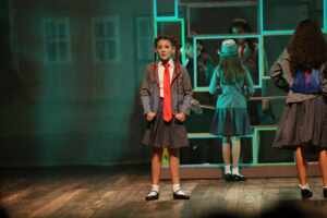De Fernando de Noronha para o mundo: Maria Clara Robles brilha em sua estreia no Musical “Matilda”