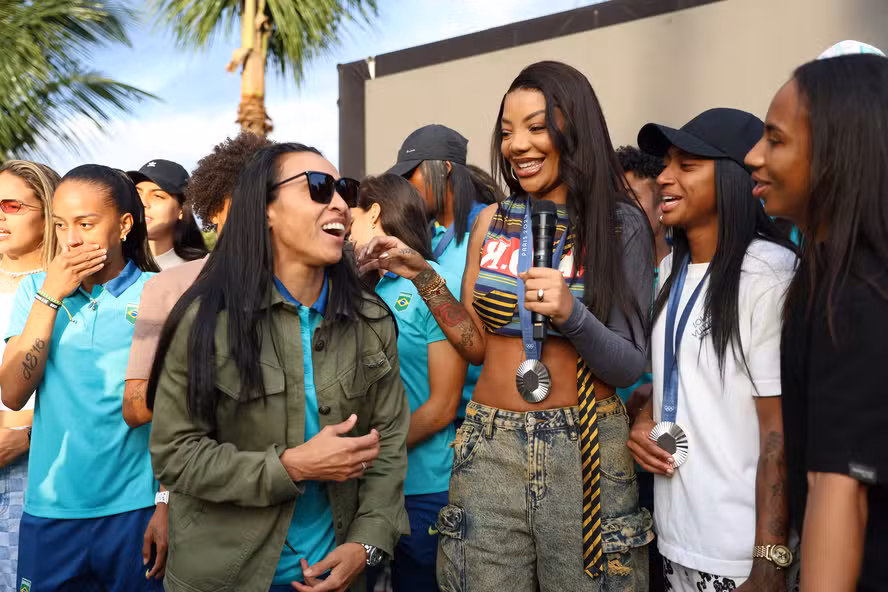 Após prata nas Olimpíadas, Seleção feminina exibe medalhas em evento com Ludmilla Após prata nas Olimpíadas, Seleção feminina exibe medalhas em evento com Ludmilla