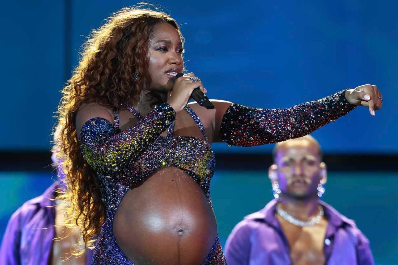 Iza segue os passos de Rihanna e faz show de barrigão no Rock in Rio 26 Iza segue os passos de Rihanna e faz show de barrigão no Rock in Rio