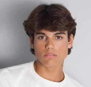 Conheça Arthur Ribeiro: O jovem artista talentoso e lindo que conquista palcos e passarelas