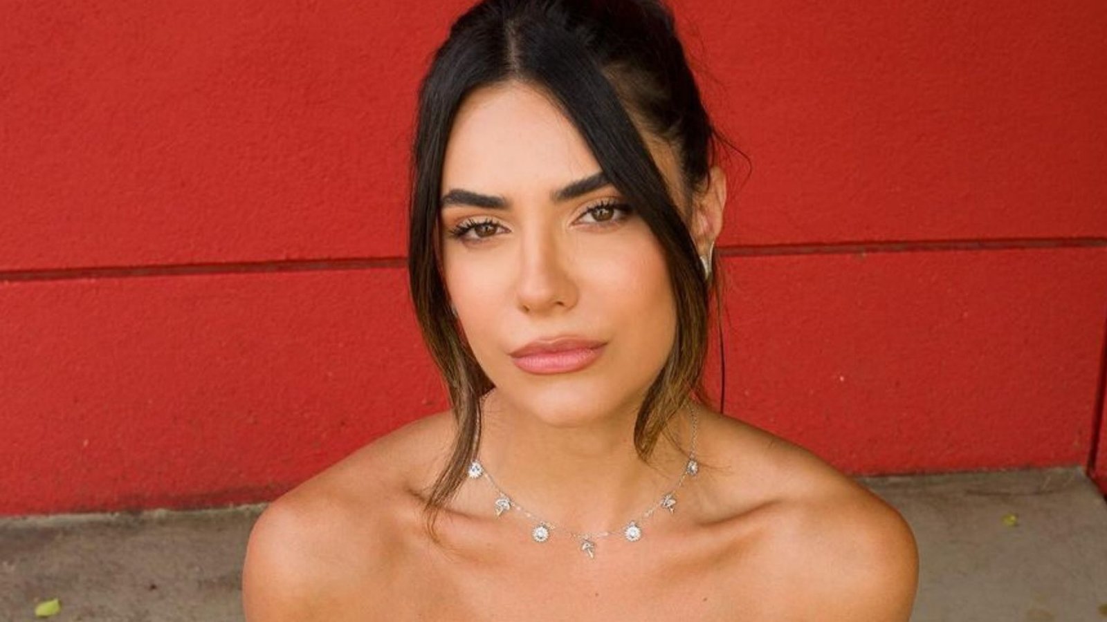 Jade Magalhães exibe barriga de grávida ao lado de Luan Santana Jade Magalhães exibe barriga de grávida ao lado de Luan Santana