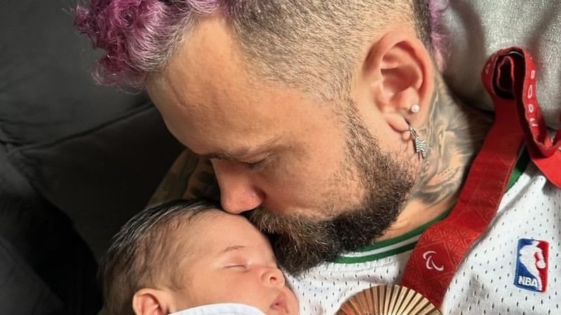 Ex-BBB e medalhista Vinicius Rodrigues anuncia nascimento da filha, Olivia Ex-BBB e medalhista Vinicius Rodrigues anuncia nascimento da filha, Olivia