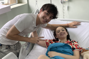 Emocionante! Enzo Ferro visita fã mirim após cirurgia delicada