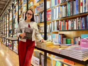 “Entre o Controle e o Caos”, de Gabriela Luxo, chega às livrarias brasileiras