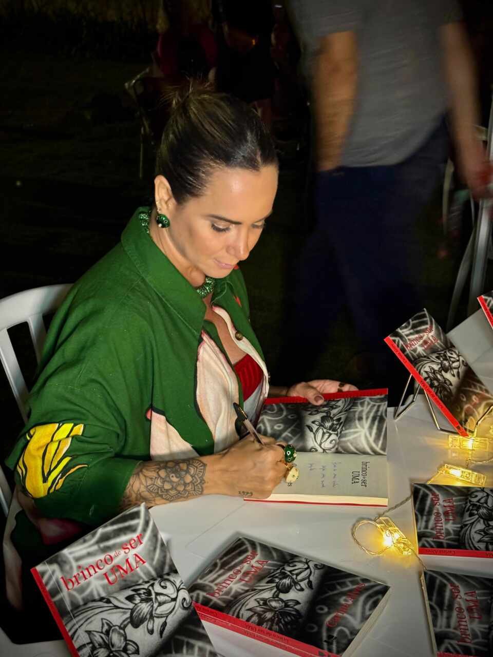 Carina Alves encanta o público na FLIP 2024 com poesia e sessão de autógrafos 29 IMG 20241015 WA00941 scaled