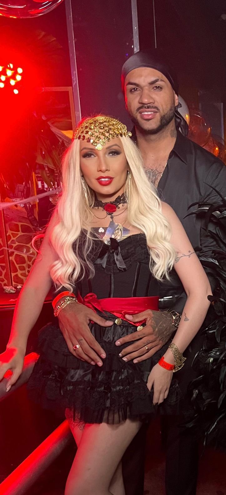 Chaline Grazik encanta entre as celebridades convidadas para o Baile do Helinho 18 Celebridades agitam Baile de Halloween em São Paulo