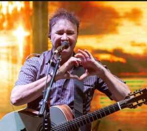 Paraná Lança Primeiro DVD Solo: “O Canto do Canário, Paraná Ao Vivo”