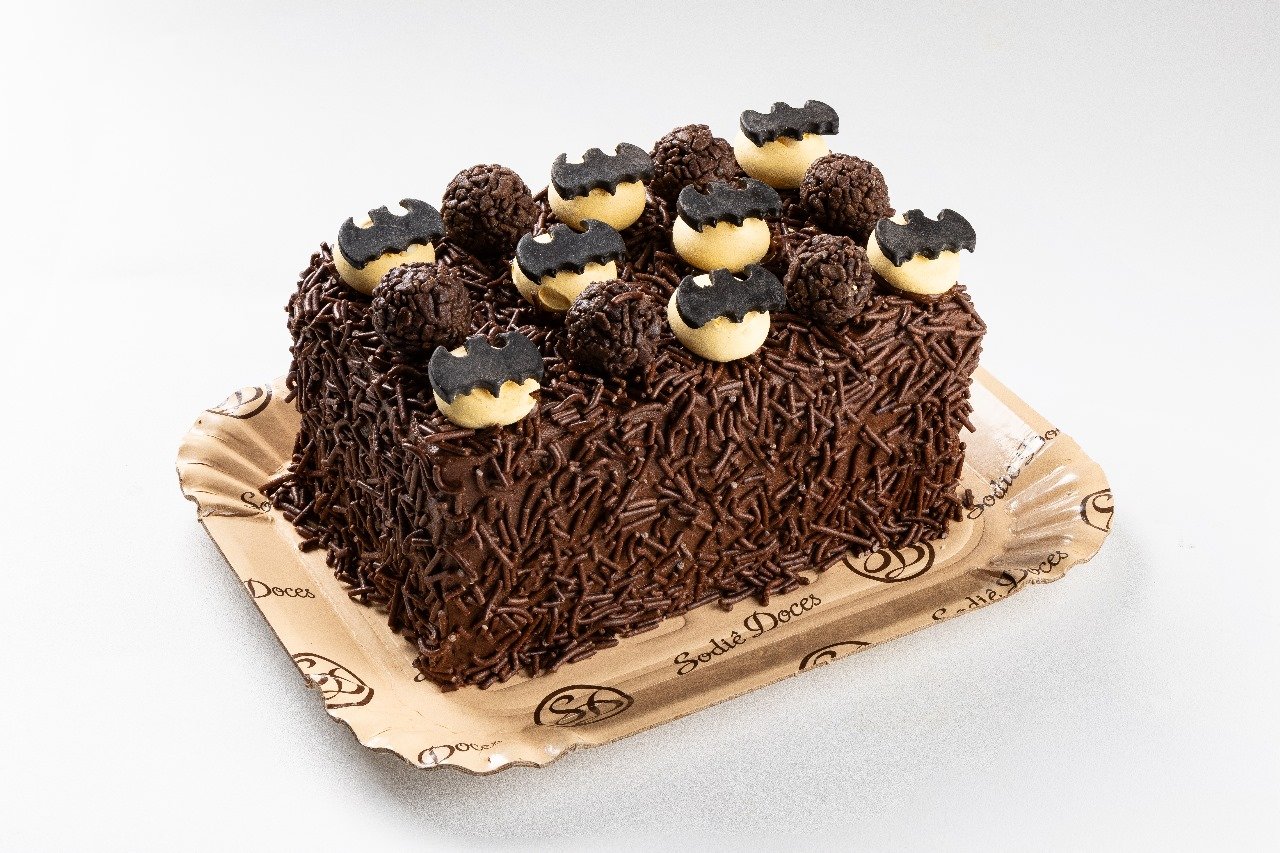 Confeitaria Brasileira Lança Bolos Inspirados no Batman e Mulher-Maravilha 25 WhatsApp Image 2024 10 05 at 17.54.04 1
